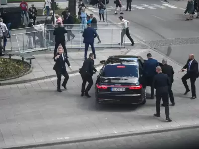 Oficiales de seguridad introdujeron a Fico en el vehculo para trasladarlo (REUTERS/Radovan Stoklasa)