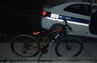 Intentaba vender una bicicleta robada cuando fue sorprendido por la polica
