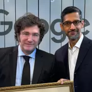 Javier Milei fue recibido por el CEO de Google, quien le dio un regalo muy especial