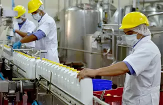 Trabajadores de la industria lactea en Argentina