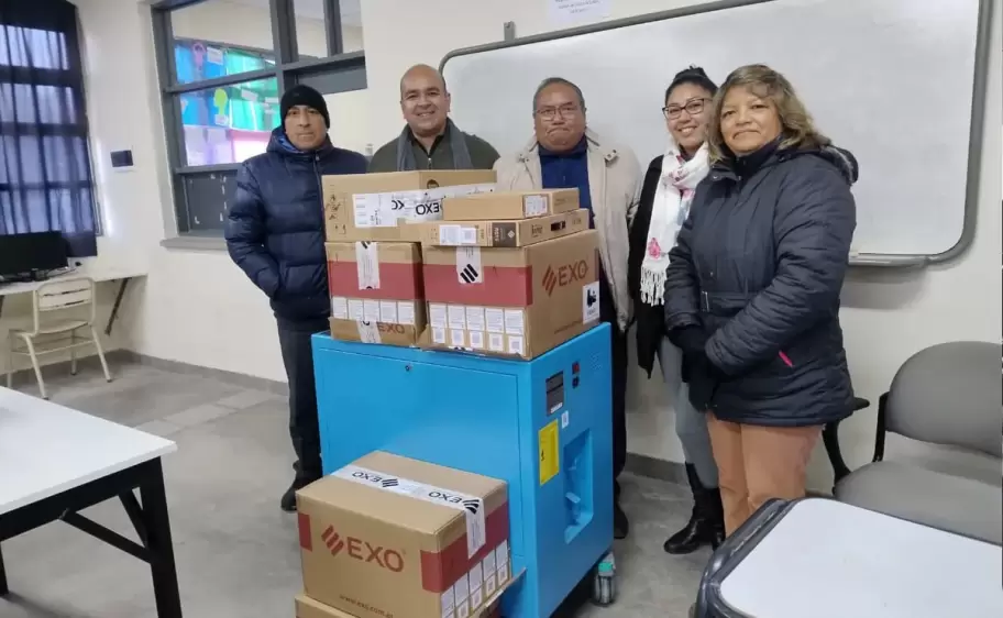 Entrega de aulas digitales mviles en San Salvador de Jujuy - colegios secundarios