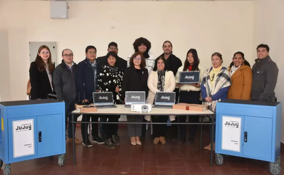 Entrega de aulas digitales mviles en San Salvador de Jujuy - colegios secundarios