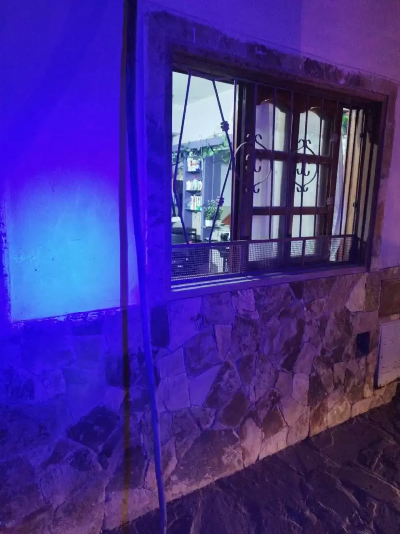 Robaron diversos elementos de un domicilio y emprendieron la fuga