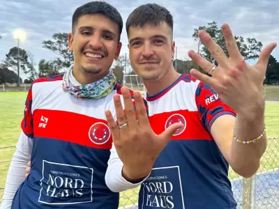 De la cancha al altar: el rom�ntico pedido de casamiento de un jugador de hockey a su novio tras un partido