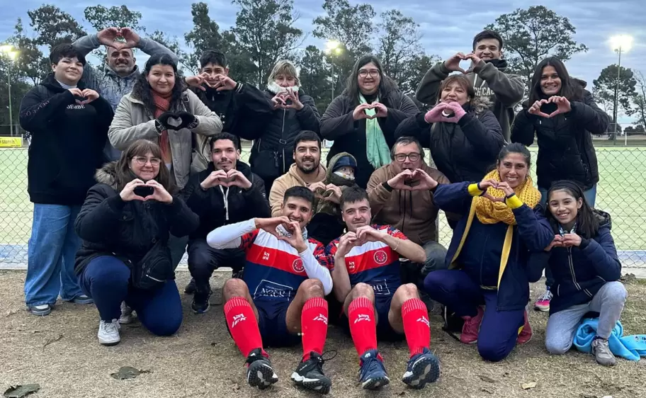 De la cancha al altar: el romántico pedido de casamiento de un jugador de hockey a su novio tras un partido