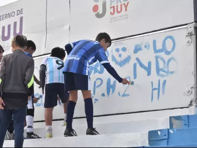 Nios participan de la pintada en el "23 de Agosto"