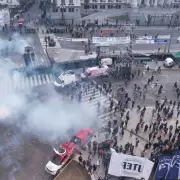 Mxima tensin fuera del Congreso: los manifestantes tiran bombas molotov y la polica busca desalojarlos