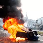 Manifestantes incendiaron un mvil de la radio Cadena 3 de Crdoba frente al Congreso