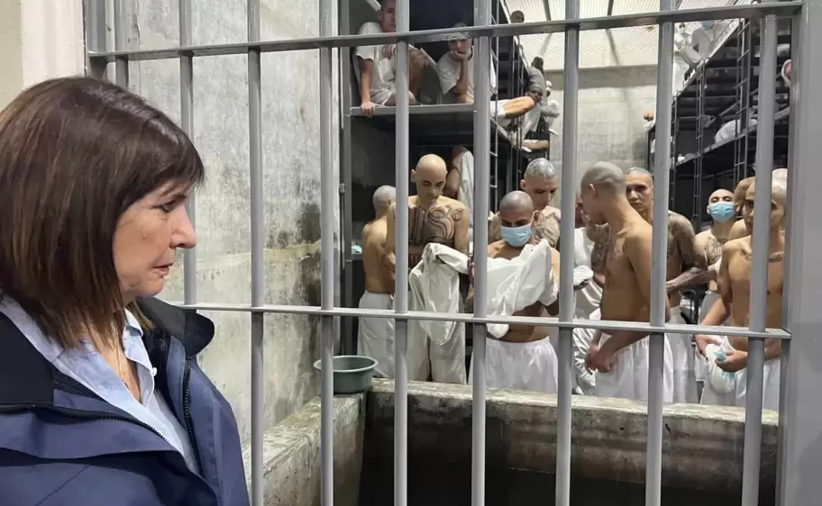 Patricia Bullrich visitó la megacárcel para pandilleros de El Salvador