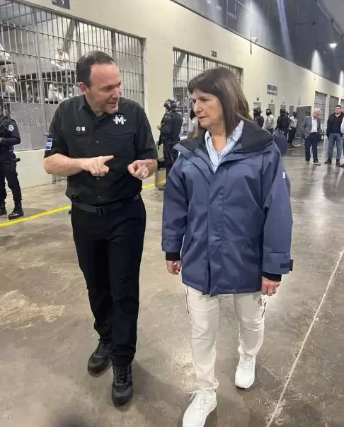 Patricia Bullrich visitó la megacárcel para pandilleros de El Salvador