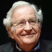 La esposa de Noam Chomsky desminti la muerte del escritor