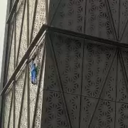 El influencer polaco que escaló un edificio en Puerto Madero fue expulsado del país