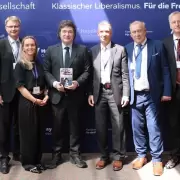 Milei recibió en Hamburgo la "Medalla Hayek" y luego irá a Berlín para mantener una breve reunión con Olaf Scholz