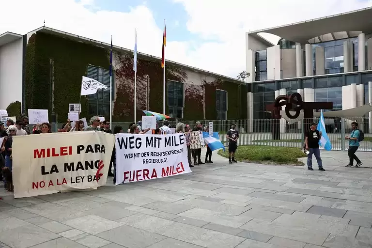 La reunión de Milei con Scholz, como ocurrió en Hamburgo y en Madrid, tuvo protestas de autoconvocados
