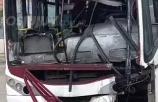 Colectivero perdi� el control de la unidad e impact� contra un poste de cemento