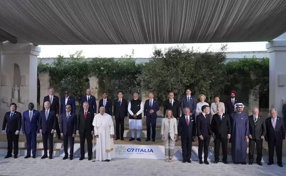 Milei y Lula, ubicados en los extremos de la foto oficial de los presidentes asistentes al G7 en Bari, Italia