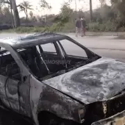 En segundos, un auto se incendi por completo en Los Perales