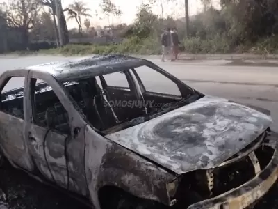 En segundos, un auto se incendi por completo en Los Perales