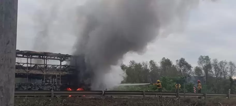 Un colectivo se incendió en la tarde de este sábado en Ruta Nacional 34