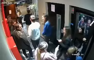 Diez j�venes se salvaron "de milagro" tras quedar atrapados en un ascensor