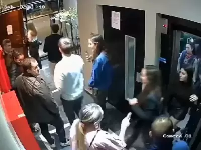 Diez j�venes se salvaron "de milagro" tras quedar atrapados en un ascensor
