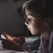 A quÃ© edad es recomendable dar a un niÃ±o su primer celular, segÃºn los expertos