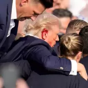 Atentado contra Donald Trump: le dispararon y lo hirieron mientras daba un discurso