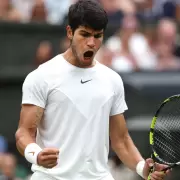 Carlos Alcaraz pasó por arriba a Novak Djokovic y volvió a consagrarse en Wimbledon