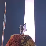 Murió un hincha en la previa del partido en el Obelisco: se trepó a un cartel y se cayó