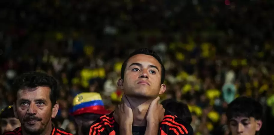 Miles de aficionados colombianos se concentraron en varios lugares pblicos de Bogot para ver la final de la Copa Amrica. Foto: Xinhua/Andrs Moreno