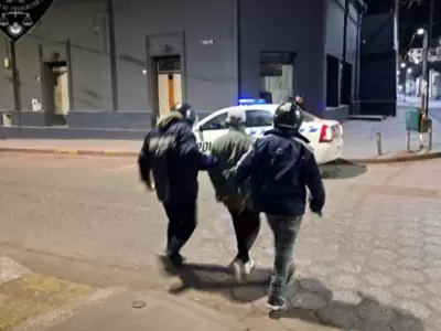 Conocido delincuente fue demorado mientras intentaba robar una revister�a ambulante