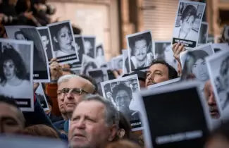 Familias de las 85 v�ctimas del atentado a la AMIA, en el acto a 30 a�os del atentado a la mutual jud�a (Foto: TN - Leandro Heredia)