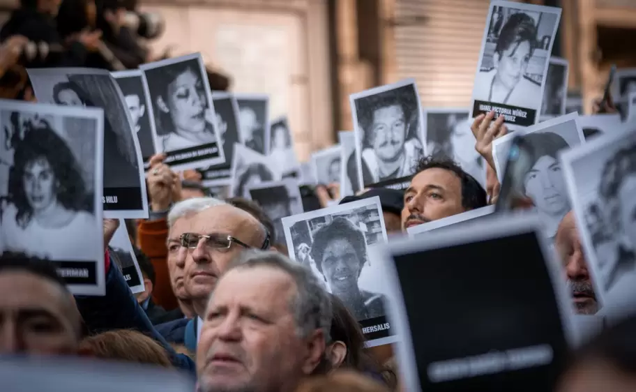 Familias de las 85 víctimas del atentado a la AMIA, en el acto a 30 años del atentado a la mutual judía (Foto: TN - Leandro Heredia)