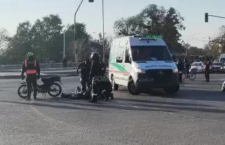 Dos motociclistas derraparon: una joven termin con una fractura en la pierna