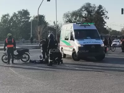 Dos motociclistas derraparon: una joven termin con una fractura en la pierna