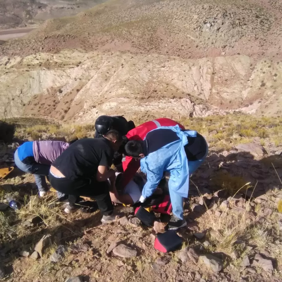 Desbarrancaron y cayendo a 50 metros de altura: 5 personas fueron rescatadas