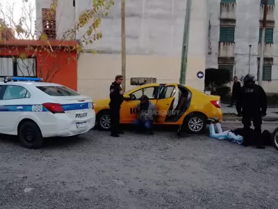 Tres sujetos utilizaban un remis para cometer robos y fueron detenidos en la capital jujea