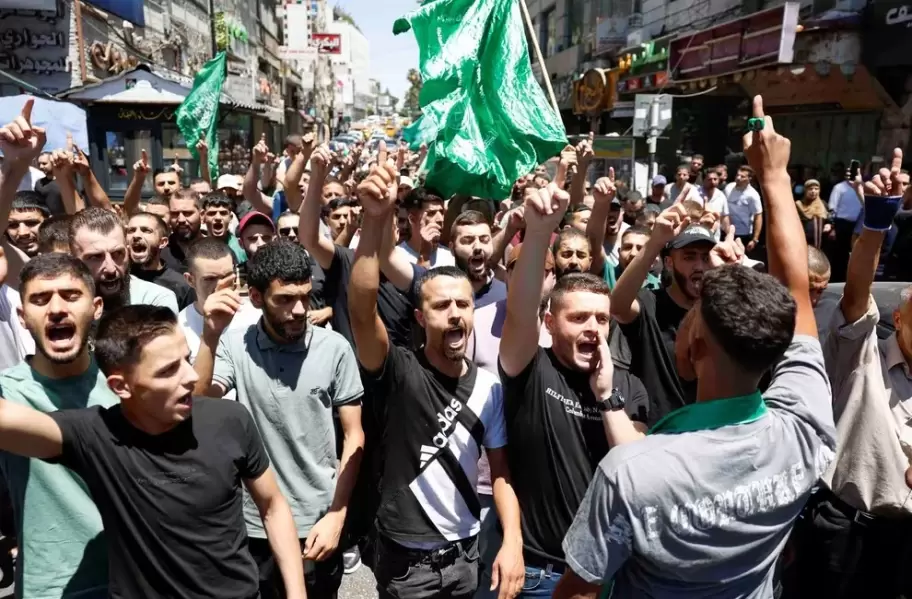 Un grupo palestino protesta en las calles de Ramallah, en Cisjordania. REUTERS/Mohammed Torokman