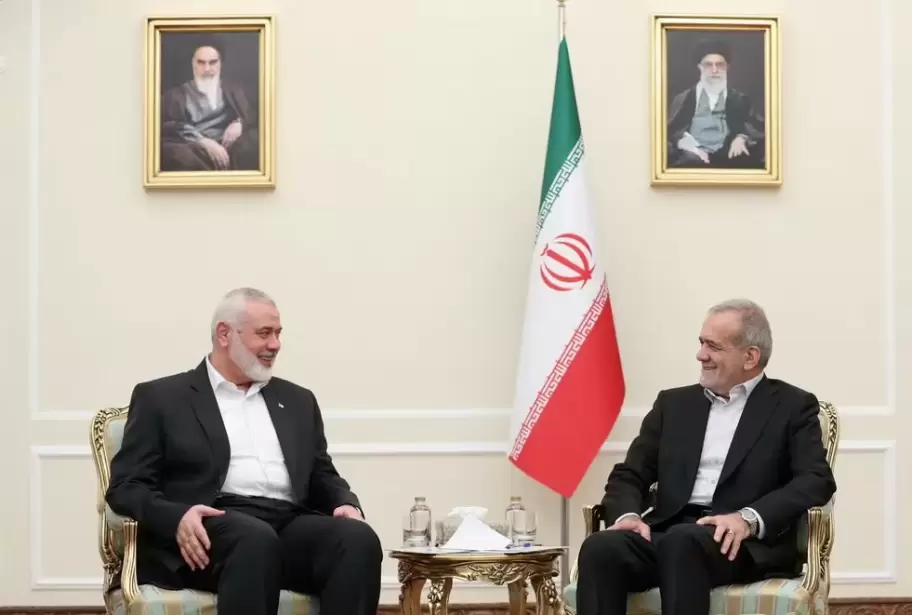 Haniyeh con el presidente iraní Masoud Pezeshkian en Teherán el martes 30 de julio