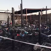 Voraz incendio en la feria Copacabana de Alto Comedero provocó cuantiosas pérdidas