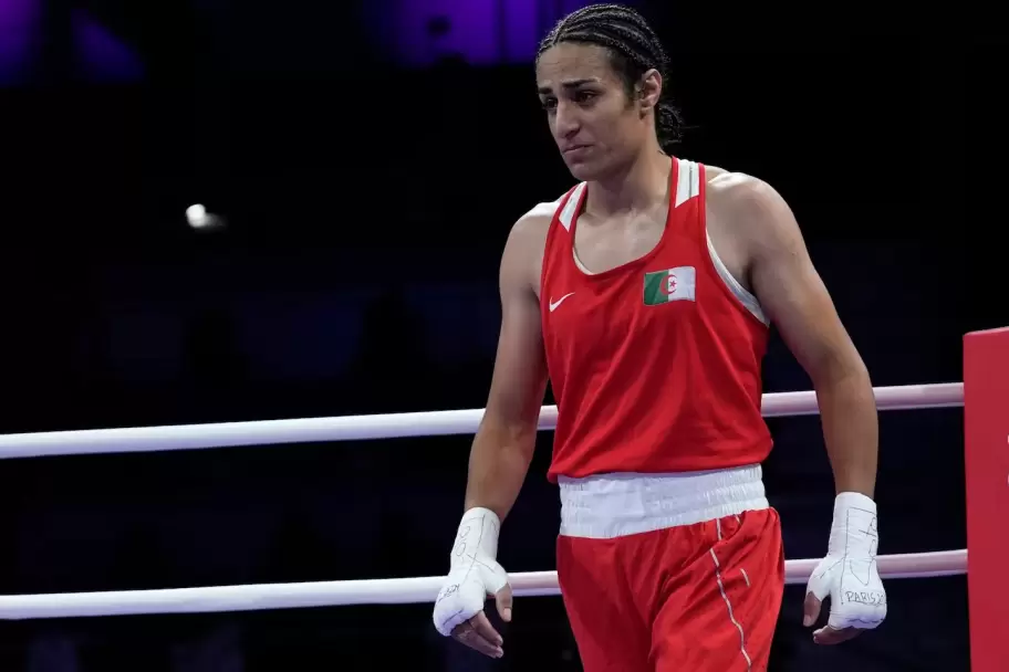 La argelina Imane Khelif gan� en su presentaci�n en Par�s en medio de controversias