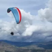 Un hombre salt en parapente, hizo una mala maniobra y muri al impactar contra un cerro