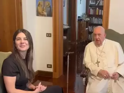 Papa Francisco con victima de Astiz