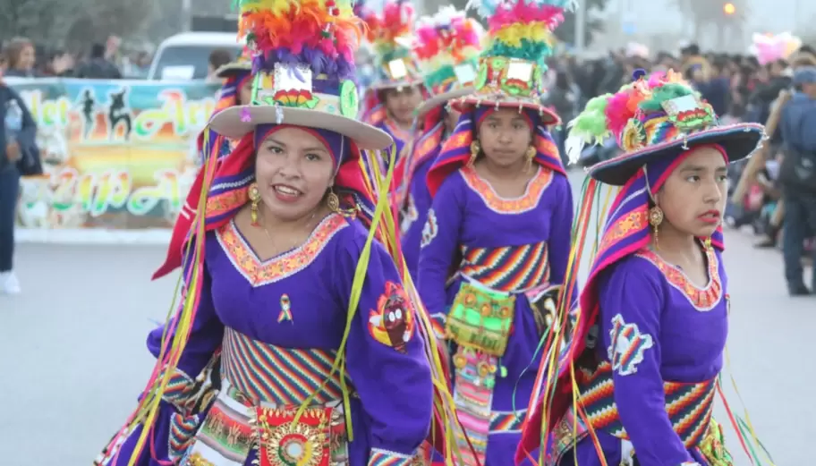 desfile de colectividad boliviana