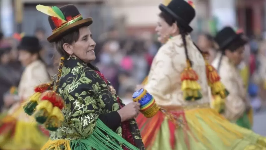 desfile de colectividad boliviana