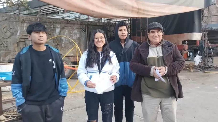 Estudiantes de la Escuela de Minas realizan un bingo para recaudar fondos para la carroza