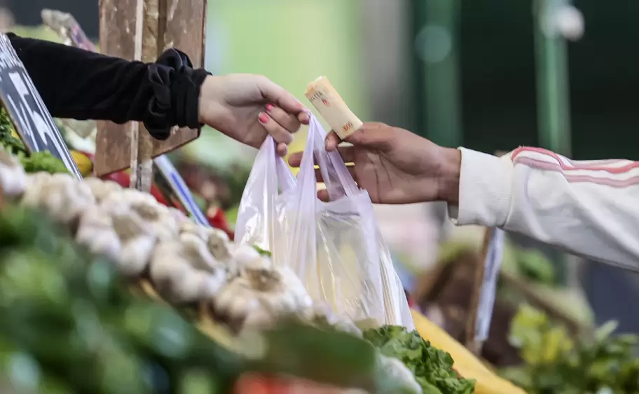 plata dinero compras verduleria
