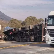 Volc un camin de grandes dimensiones en la Cuesta de Brcena y el chofer sufri heridas