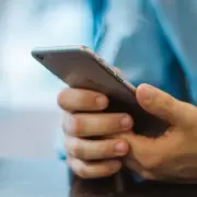 Una ciudad limit� el uso de smartphones a dos horas por d�a: "Abro una nueva oportunidad", dijo el alcalde