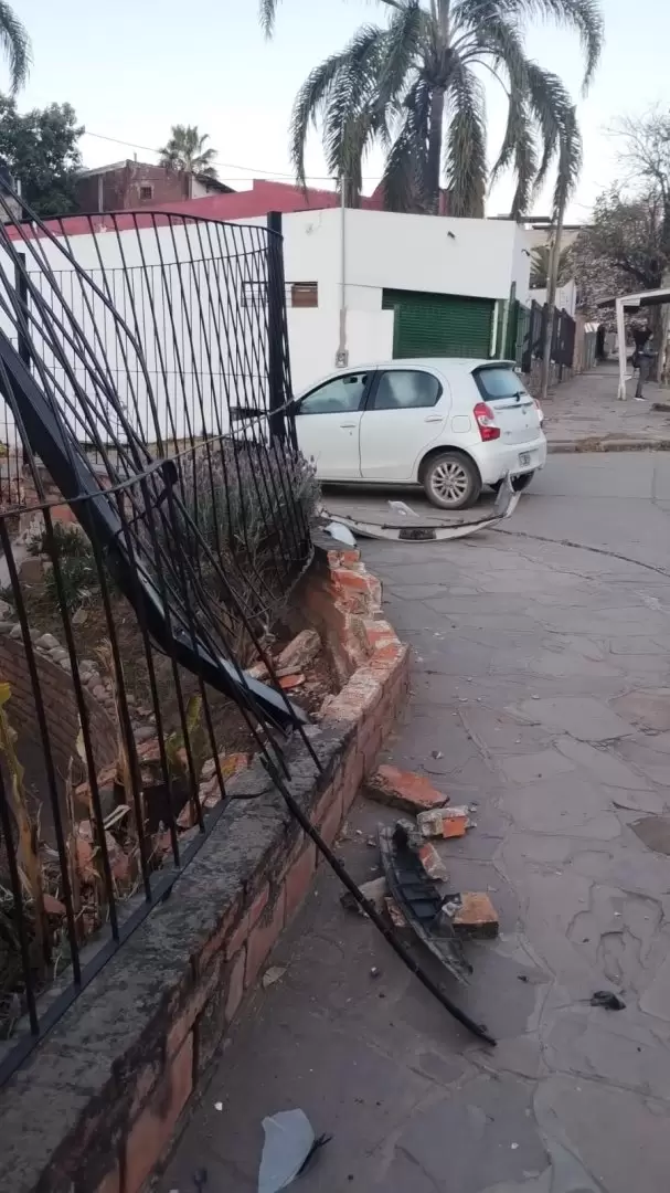 Parte de la fachada de la vivienda qued destruida